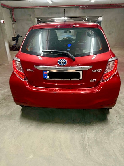 Toyota Yaris 2 of 25
