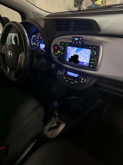 Toyota Yaris 8 of 25