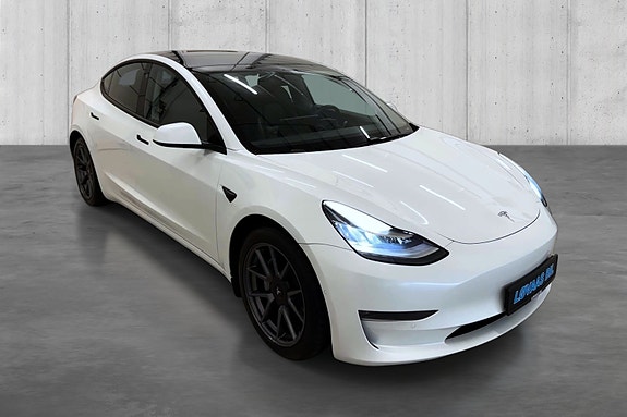 Tesla Model 3 4 of 17