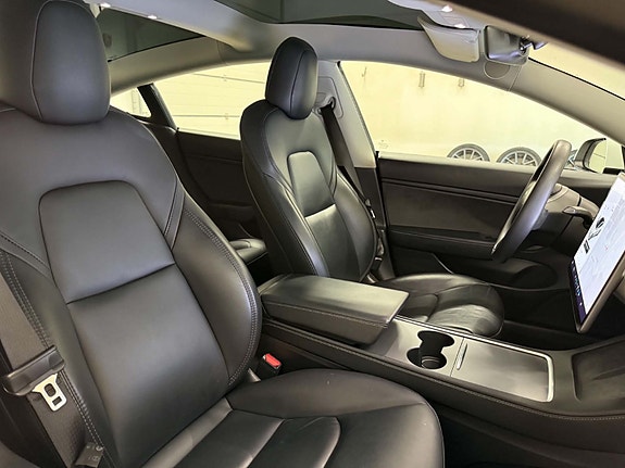 Tesla Model 3 17 of 17