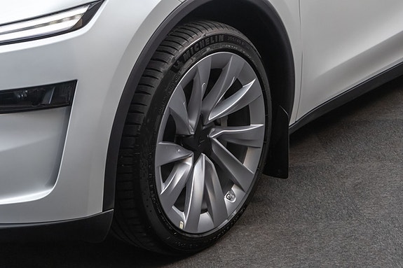 Tesla Model Y 5 of 30