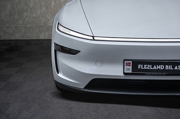 Tesla Model Y 7 of 30
