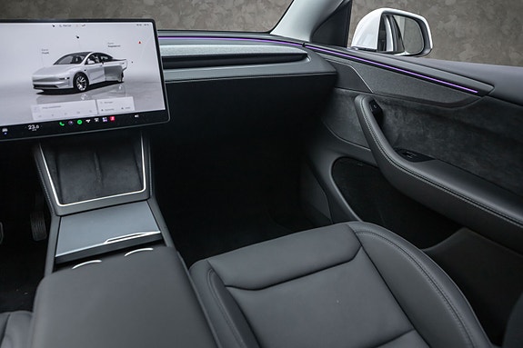 Tesla Model Y 26 of 30