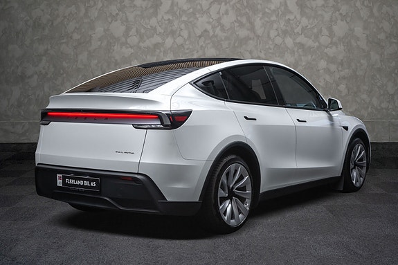 Tesla Model Y 8 of 30