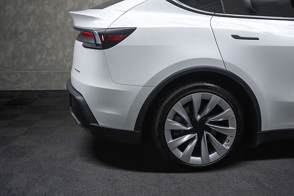 Tesla Model Y 10 of 30
