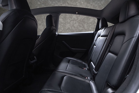 Tesla Model Y 23 of 30