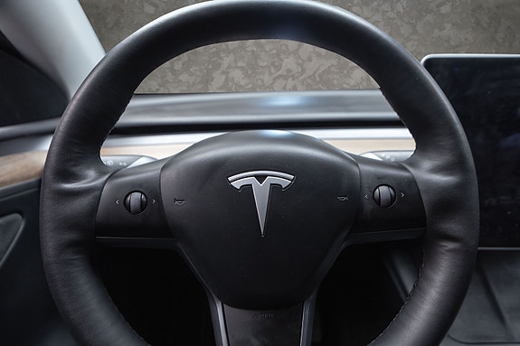 Tesla Model Y 11 of 30
