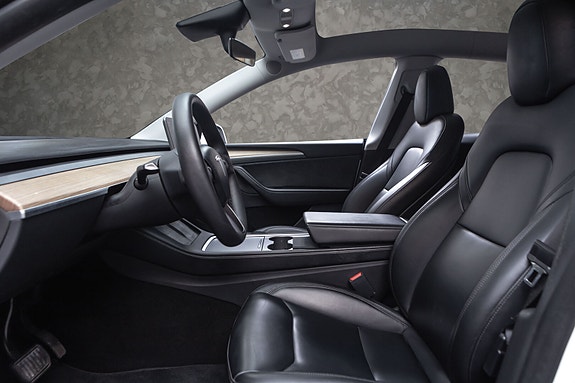 Tesla Model Y 21 of 30