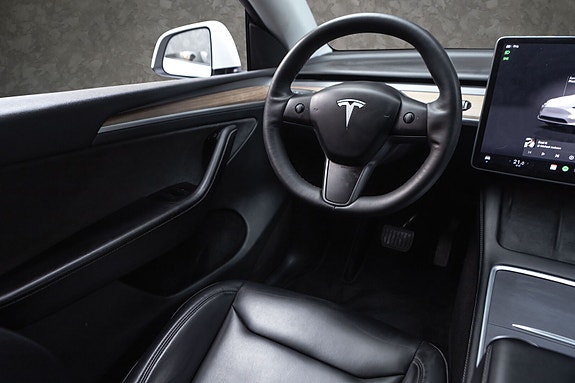 Tesla Model Y 25 of 30
