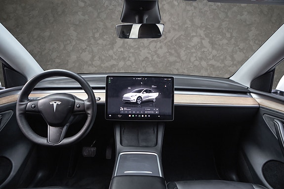 Tesla Model Y 24 of 30