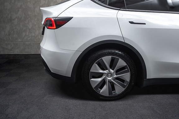 Tesla Model Y 10 of 30
