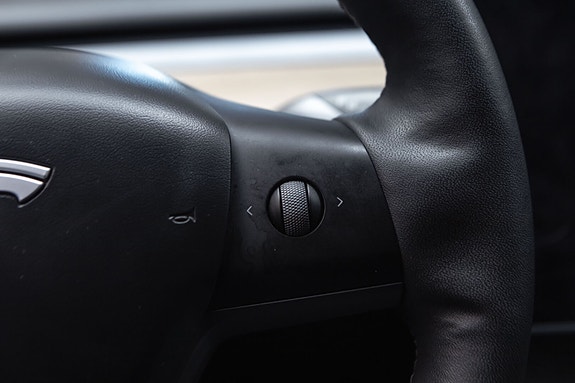 Tesla Model Y 13 of 30