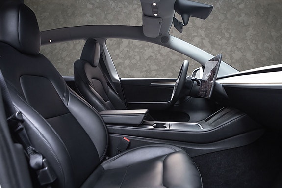 Tesla Model Y 27 of 30