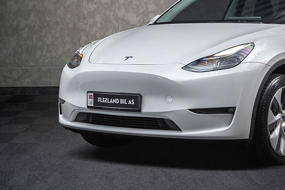 Tesla Model Y 4 of 30