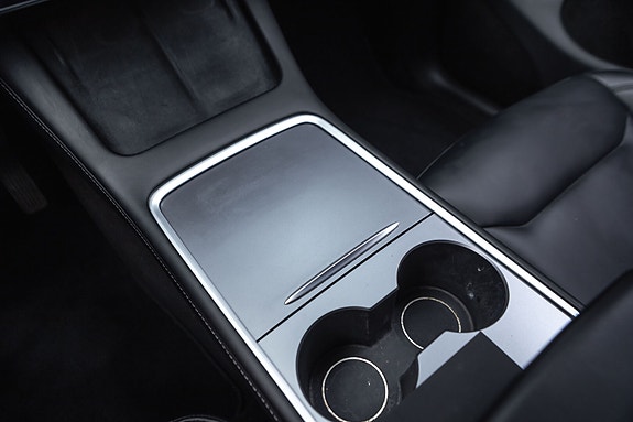 Tesla Model Y 19 of 30