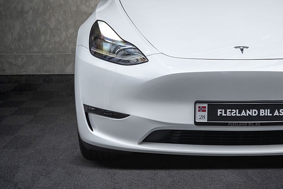 Tesla Model Y 7 of 30