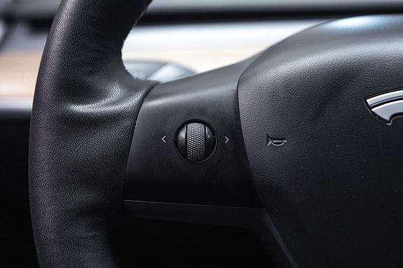 Tesla Model Y 12 of 30
