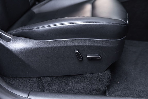 Tesla Model Y 28 of 30