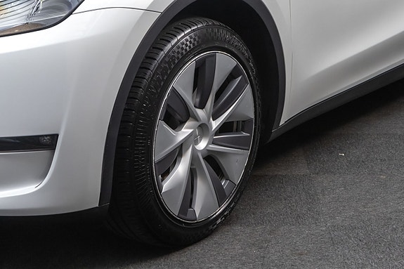Tesla Model Y 5 of 30