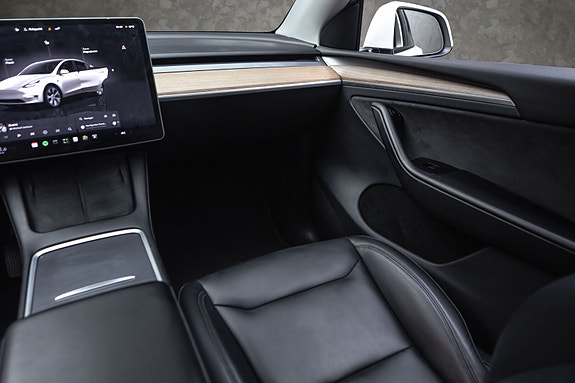 Tesla Model Y 26 of 30