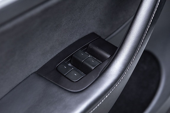 Tesla Model Y 20 of 30