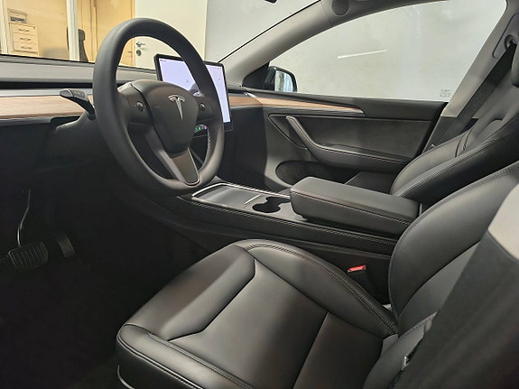 Tesla Model Y 6 of 9
