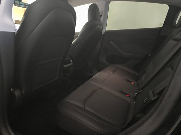 Tesla Model Y 7 of 9