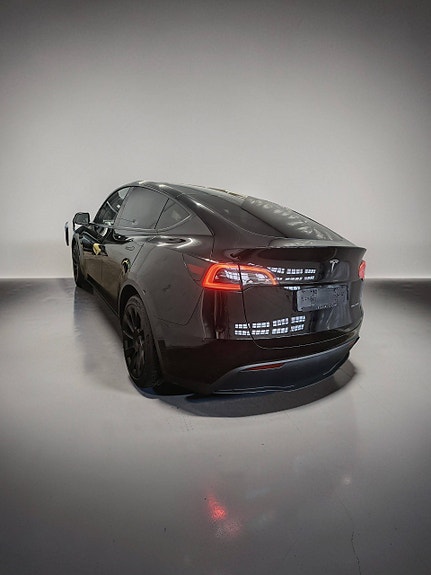 Tesla Model Y 3 of 9