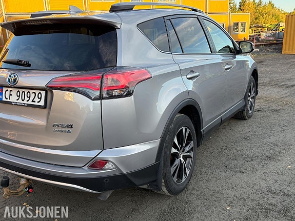 Toyota RAV4 3 of 18