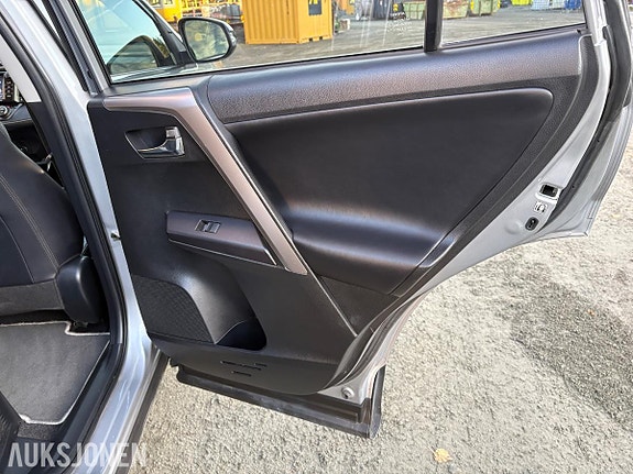 Toyota RAV4 10 of 18