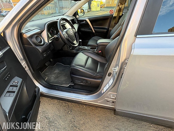 Toyota RAV4 12 of 18