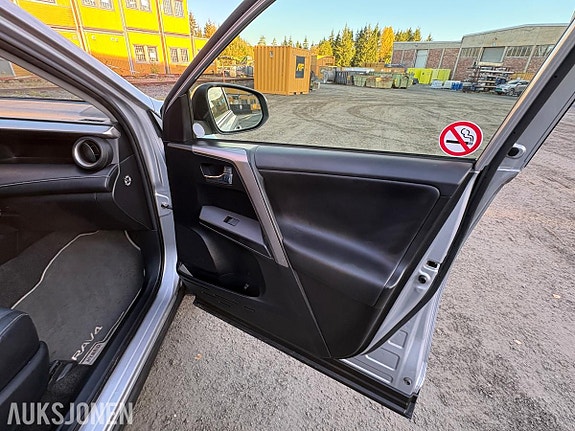 Toyota RAV4 14 of 18