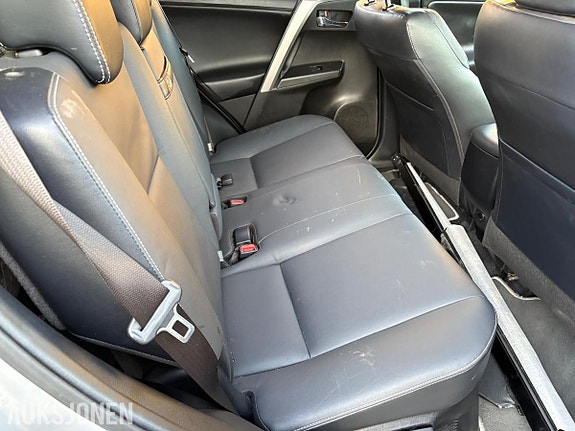 Toyota RAV4 9 of 18