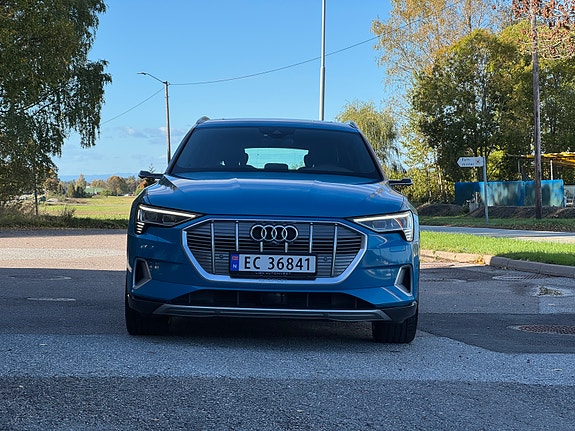 Audi e-tron 2 of 11