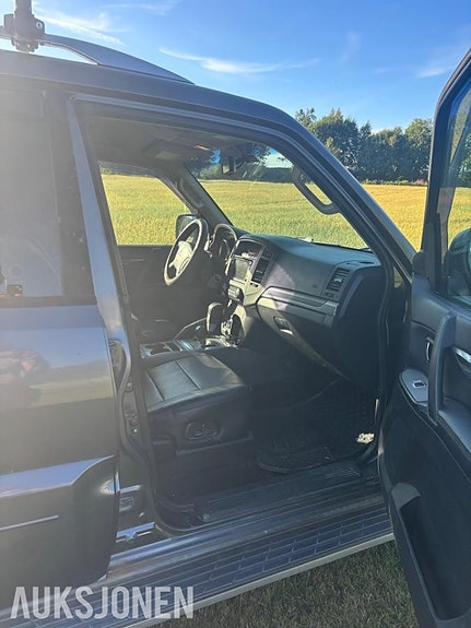 Mitsubishi Pajero 17 of 30