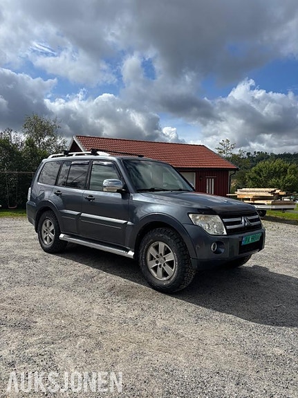 Mitsubishi Pajero 2 of 30