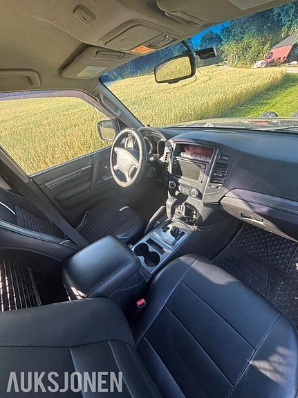 Mitsubishi Pajero 27 of 30