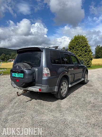 Mitsubishi Pajero 8 of 30