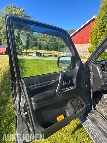 Mitsubishi Pajero 18 of 30