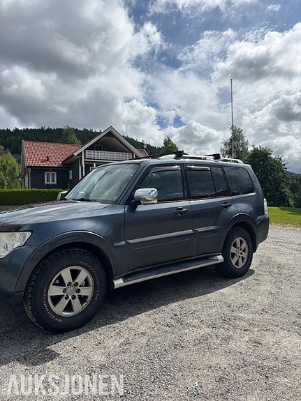 Mitsubishi Pajero 4 of 30