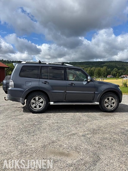 Mitsubishi Pajero 6 of 30