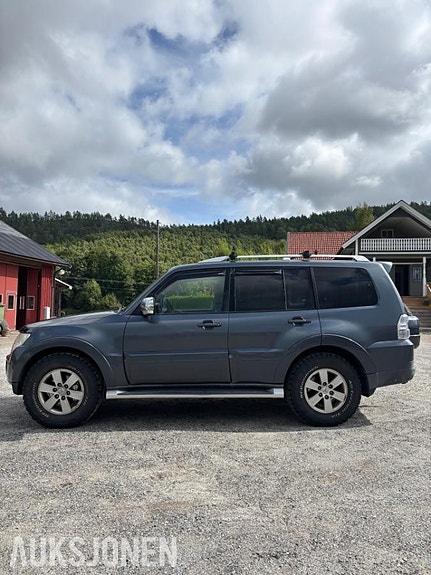 Mitsubishi Pajero 3 of 30