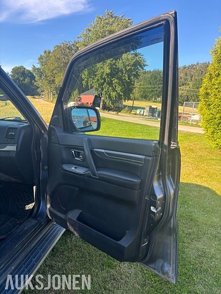 Mitsubishi Pajero 19 of 30
