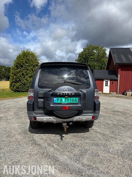 Mitsubishi Pajero 7 of 30