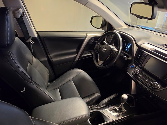 Toyota RAV4 14 of 30