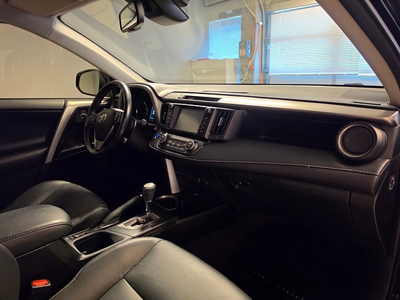 Toyota RAV4 13 of 30