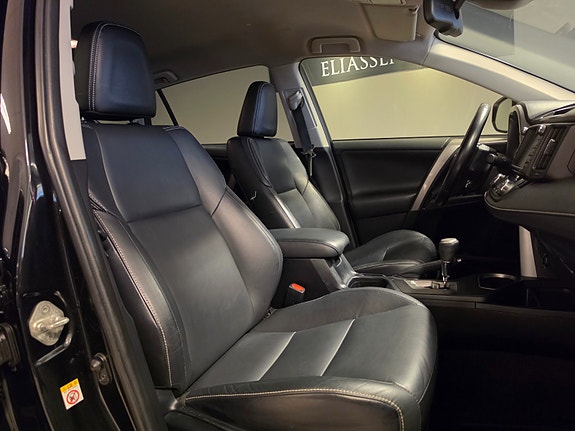 Toyota RAV4 12 of 30