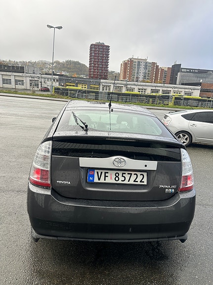 Toyota Prius 4 of 15