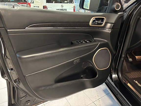 Jeep Grand Cherokee 19 of 30