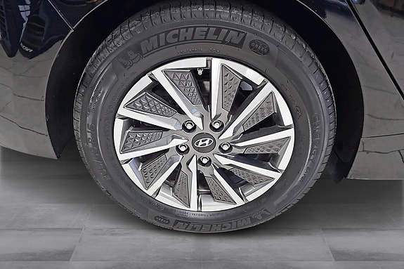 Hyundai IONIQ 24 of 28